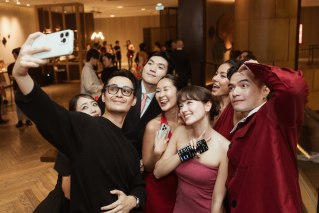 As the lights of “Wonder of Joy” came alive amid a space filled with music, New World Saigon was embraced by a warm and vibrant festive atmosphere. The warm evening at Black Vinegar concluded beautifully, leaving behind shimmering moments of light, laughter, and heartfelt connection.

We sincerely thank our artists, partners, and esteemed guests for being with us, sharing the joy, and helping create a truly memorable festive night — where light was ignited not only in the space, but also in every emotion.

Wishing you a warm and joyful Christmas ✨

#NewWorldHotels #NewWorldSaigon #JourneyOfJoy #WonderOfJoyLightingUp