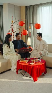 𝐓𝐡𝐞 𝐂𝐫𝐢𝐦𝐬𝐨𝐧 𝐒𝐭𝐞𝐞𝐝 - 𝐓𝐞𝐭 𝐇𝐚𝐦𝐩𝐞𝐫 𝟐𝟎𝟐𝟔

Mỗi bước chân trong nhà, mỗi câu chuyện nhỏ, mỗi tiếng cười vang… Năm nay, cùng @timphaam cảm nhận trọn vẹn vị Tết bên gia đình cùng bộ quà Tết Hồng Mao Phúc Mã, nơi mỗi thức quà được gói ghém và trao tặng với sự ấm áp nhiệt thành.

Từ bánh quy sô cô la giòn tan, hạt điều rang béo bùi, mứt xoài dẻo ngọt, và trà oolong thanh nhẹ. Tất cả mang theo lời chúc ấm áp, thanh lịch và chiều sâu ý nghĩa - như một cách trang nhã để gửi gắm lời chúc sức khỏe, thịnh vượng và sự gắn kết bền lâu cho năm mới.

***
Every step, every shared story, every laugh… this year, Tim Pham truly felt the warmth of Tet with his parents, where the simplest moments became the most treasured.

Buttery chocolate cookies, rich and nutty roasted cashews, soft and gently sweet mango preserves, and light, delicate Oolong tea. Every product carries heartfelt, elegant, and meaningful wishes, offering a refined way to convey health, prosperity, and lasting connection for the year ahead.

#NewWorldHotels #NewWorldSaigon #NewYearNewWorld #RisewiththeHorse