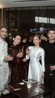 𝐀 𝐓𝐚𝐬𝐭𝐞 𝐨𝐟 𝐓𝐞𝐭, 𝐒𝐡𝐚𝐫𝐞𝐝 𝐚𝐭 𝐁𝐥𝐚𝐜𝐤 𝐕𝐢𝐧𝐞𝐠𝐚𝐫
Trong không gian ấm áp tại @blackvinegar.saigon, những món ăn ngon và chiếc móc khóa thủ công tinh tế đến từ @modan.livin được sẻ chia cùng các khoảnh khắc đầy giản dị và chân thành.
Cảm ơn những khách mời và đối tác thân quý, đã cùng thưởng thức tiệc xuân đáng nhớ cùng New World Saigon. Nơi những trò chuyện được san sẻ, tiếng cười vang lên giòn giã, và tinh thần Tết hiện diện một cách rất gần.
🧧Tết Bính Ngọ này, New World Saigon thân chúc mỗi khách mời một năm mới an lành, nhiều cảm hứng và những trải nghiệm đáng nhớ.
Trải nghiệm Thực đơn Tết đặc biệt tại Black Vinegar từ ngày 15 tháng 2 đến 21 tháng 2 (28 Chạp đến hết Mùng 4 Tết).
📍Địa điểm: Black Vinegar, Tầng 1, New World Saigon Hotel, 76 Lê Lai, Phường Bến Thành, TP.HCM
📞Liên hệ: +84 914 391 171 | Email: tien.huynhnguyen@newworldhotels.com
***
In the warm and inviting ambiance of Black Vinegar, delicious dishes and delicately handcrafted keychains from Modan Livin were shared alongside simple yet heartfelt moments.
Our sincere thanks to our valued guests and partners for joining New World Saigon in celebrating a memorable spring gathering—where conversations flowed, laughter rang out joyfully, and the spirit of Tết felt closer than ever.
🧧 This Year of the Horse, New World Saigon warmly wishes you a peaceful New Year, filled with inspiration and unforgettable experiences.
Experience this special Tet Set Menu at Black Vinegar from 15 February to 21 February.
📍 Location: Black Vinegar, Level 1, New World Saigon Hotel, 76 Le Lai Street, Ben Thanh Ward, Ho Chi Minh City
📞Contact: +84 914 391 171 | ✉️ Email: tien.huynhnguyen@newworldhotels.com
#NewWorldHotels #NewWorldSaigon #NewYearNewWorld #RisewiththeHorse