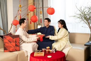 𝐒𝐩𝐫𝐢𝐧𝐠 𝐁𝐞𝐠𝐢𝐧𝐬 𝐇𝐞𝐫𝐞
Xuân đến, ghé thăm New World Saigon qua những gam màu rực rỡ, ẩn mình cùng những tiếng cười rộn ràng và háo hức. Trong không khí sum vầy lan tỏa khắp không gian, chen lẫn với nhịp sống sôi động của thành phố, Tết nơi đây mở ra một khoảng lặng vừa đủ để chậm lại và tận hưởng.
Những buổi sáng đón nắng xuân ấm áp, các gia đình cùng tận hưởng không gian nghỉ dưỡng cao cấp, rộng rãi với thiết kế tinh tế và tầm nhìn thoáng đãng, mang đến cảm giác thư thái, an yên.
Một mùa Tết nhẹ nhàng, tinh tế và trọn vẹn đang chờ được cảm nhận tại New World Saigon.
📍 New World Saigon Hotel, 76 Lê Lai, phường Bến Thành, TP.HCM
📞 +84 28 3822 8888
✉️ reservations.saigon@newworldhotels.com
**
Spring arrives at New World Saigon through vibrant touches of colour, shared smiles and the quiet excitement of the season. Amid the city’s dynamic pace, Tet here offers a brief, welcome pause — a moment to slow down and feel at ease.
Warm spring mornings unfold in spacious, thoughtfully designed settings, where families come together to relax, connect and enjoy open views that bring a natural sense of comfort.
This Tet, experience a calm and refined celebration at New World Saigon.
📍 New World Saigon Hotel, 76 Le Lai St., Ben Thanh Ward, HCMC
📞 +84 28 3822 8888
✉️ reservations.saigon@newworldhotels.com
#NewWorldHotels #NewWorldSaigon #RisewiththeHorse #NewYearNewWorld