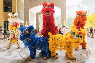 𝐀 𝐉𝐨𝐲𝐟𝐮𝐥 𝐒𝐩𝐫𝐢𝐧𝐠 𝐎𝐩𝐞𝐧𝐢𝐧𝐠 – 𝐏𝐚𝐯𝐢𝐧𝐠 𝐭𝐡𝐞 𝐖𝐚𝐲 𝐟𝐨𝐫 𝐒𝐮𝐜𝐜𝐞𝐬𝐬

Tiếng trống hội vang lên, đánh dấu một khởi đầu rạng rỡ cho năm Bính Ngọ 2026 tại New World Saigon.

Màn múa Lân Sư Rồng truyền thống không chỉ là nghi thức khai xuân, mà còn gửi gắm lời chúc Mã Đáo Thành Công — khởi sắc hanh thông, vạn sự như ý trong năm mới.

New World Saigon trân trọng cảm ơn Quý khách đã cùng hòa mình vào không khí Tết rộn ràng ngày mùng Một, sẻ chia những khoảnh khắc sum vầy, ấm áp và đầy hy vọng.

Hãy cùng nhìn lại những khung hình rực rỡ — nơi di sản giao hòa cùng nhịp sống hiện đại.

🧧 Kính chúc Quý khách một năm mới dồi dào sức khỏe, tràn đầy cảm hứng và gặt hái nhiều thành công viên mãn.

***
The resounding beat of ceremonial drums marked a radiant beginning to the Year of the Horse 2026 at New World Saigon.

The traditional Lion and Dragon Dance was more than a New Year ritual—it carried wishes of swift success and smooth journeys ahead, heralding prosperity, harmony, and fulfillment in the year to come.

New World Saigon sincerely thanks our valued guests for joining us on the first day of Tết, sharing in the vibrant festive atmosphere and moments of warmth, togetherness, and hope.

Let us take a look back at these brilliant snapshots—where cultural heritage meets the rhythm of modern life.

🧧 Wishing you a New Year filled with good health, boundless inspiration, and abundant, well-earned success.
#NewWorldHotels #NewWorldSaigon #RisewiththeHorse #LunarNewYear2026 #LionDance