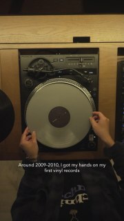 𝐒𝐡𝐚𝐫𝐞𝐝 𝐑𝐡𝐲𝐭𝐡𝐦
Bảy tâm hồn, bảy hành trình khác nhau — gặp nhau ở cách chọn nhạc, cảm nhịp và để âm thanh tự cất lời.
“Vinyl đối với anh là một hoài niệm, còn chất nhạc của anh như một cảm xúc - nó như sự mềm mỏng." Từ những khoảnh khắc yên tĩnh bên đĩa vinyl đến những buổi tối được tạo nên bằng sự phối hợp tự nhiên, đó là âm nhạc dẫn dắt nhịp điệu của không gian.
Trải nghiệm ban nhạc sống Bass Junkies tại Whisper Bar & Lounge.
📍 Whisper Bar and Lounge, New World Saigon Hotel, 76 Lê Lai, HCMC
***
Seven souls, seven different journeys — brought together by the way they select music, feel the rhythm, and let sound speak for itself.
“For me, vinyl carries nostalgia, while my music leans into emotion — subtle, fluid, and gentle.” From quiet moments spent with vinyl to evenings shaped by natural collaboration, music becomes the force that guides the rhythm of the space.
Experience live performances by Bass Junkies at Whisper Bar & Lounge.
📍Whisper Bar and Lounge, New World Saigon Hotel, 76 Le Lai, HCMC
#NewWorldSaigon #NewWorldHotels #WhisperBar #DJ #Vinyl