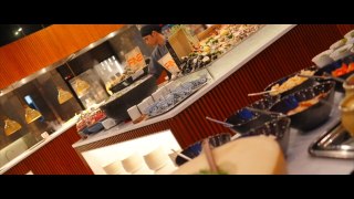 𝐌𝐚𝐤𝐞 𝐈𝐭 𝐖𝐨𝐫𝐭𝐡 𝐭𝐡𝐞 𝐄𝐯𝐞𝐧𝐢𝐧𝐠

Có những bữa tối được dành riêng cho khoảnh khắc sum họp của gia đình.

Một bàn tiệc buffet hải sản đã được chuẩn bị chỉn chu, nơi hải sản tươi mát cùng quầy nướng chế biến trực tiếp hiện diện trong một không gian ấm cúng, riêng tư tại nhà hàng Park View. Giữa lòng thành phố, Surf & Turf mang đến những sự lựa chọn đa dạng để mỗi thế hệ tìm thấy sự hài lòng theo cách riêng, và những câu chuyện gia đình được nối dài thêm một chút.

Hãy để Park View lên kế hoạch cho dịp họp mặt tiếp theo.

📍 Park View Cafe - Ground Floor, New World Saigon Hotel, 76 Lê Lai, Phường Bến Thành, HCMC

***
Some evenings are meant to be kept for family.
For unhurried conversations, familiar laughter, and the comfort of gathering around the same table.

A thoughtfully prepared seafood buffet awaits, where ocean-fresh selections and live grill stations come together in a warm, intimate setting at ParkView. In the heart of the city, Surf & Turf offers a balanced variety so every generation finds something to savour and conversations linger just a little longer.

For the next occasion that deserves to be set aside.

📍 Park View Cafe -- Ground Floor, New World Saigon Hotel, 76 Le Lai, Ben Thanh Ward, HCMC

#NewWorldSaigon #NewWorldHotels #ParkView #BuffetSurf&Turf