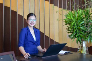 𝐂𝐞𝐥𝐞𝐛𝐫𝐚𝐭𝐢𝐧𝐠 𝐭𝐡𝐞 𝐖𝐨𝐦𝐞𝐧 𝐁𝐞𝐡𝐢𝐧𝐝 𝐭𝐡𝐞 𝐌𝐨𝐦𝐞𝐧𝐭𝐬

Nhân Ngày Quốc tế Phụ nữ 08/03, New World Saigon xin gửi lời tri ân, lời chúc tốt đẹp nhất đến tất cả các chị em phụ nữ, phái đẹp nói chung và những chị em phụ nữ tại New World Saigon nói riêng.

Ở New World Saigon, họ đảm đương nhiều vị trí, gánh trên vai nhiều trách nhiệm cao cả khác nhau nhưng họ có một điểm chung là luôn tận tâm, chuyên nghiệp và tinh thần trách nhiệm với công việc của mình. Chính những điều đó đã tạo nên những khoảnh khắc đặc biệt và đáng nhớ mà chỉ khi ở đây, những vị khách mới có thể cảm nhận được.

Vì thế, New World Saigon nhân dịp này trân trọng được ghi lại và lưu giữ những hình ảnh đời thường của những người phụ nữ ấy - như một lời cảm ơn và một món quà đặc biệt dành cho họ.
_________
On the occasion of International Women’s Day, New World Saigon extends our heartfelt appreciation and warmest wishes to all women — especially the remarkable women who are part of our team.

At New World Saigon, they take on many roles and responsibilities across the hotel, yet share the same dedication, professionalism, and strong sense of responsibility in everything they do. It is this commitment that helps create the thoughtful touches and memorable moments our guests experience during their stay.

To mark this occasion, New World Saigon is proud to capture and preserve these everyday moments — a gesture of gratitude and a small tribute to the women who quietly make a meaningful difference every day.
#NewWorldHotels #NewWorldSaigon #InternationalWomensDay