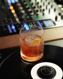 𝐀 𝐏𝐚𝐮𝐬𝐞 𝐢𝐧 𝐚 𝐆𝐥𝐚𝐬𝐬: 𝐂𝐥𝐚𝐬𝐬𝐢𝐜 𝐍𝐞𝐠𝐫𝐨𝐧𝐢
Có những ly cocktail thuộc về những đêm jazz chậm rãi.
Tại Whisper Bar & Lounge, Negroni được pha chế theo cách nguyên bản: gin, Campari và vermouth cân bằng một cách tinh tế để vị đắng, vị ngọt và chiều sâu lặng lẽ tìm đến nhau. 
Hẹn gặp bạn vào khoảnh khắc âm nhạc dịu xuống, và thời gian như kéo dài thêm một chút.
📍 Whisper Bar and Lounge - New World Saigon Hotel, 76 Lê Lai, Phường Bến Thành, HCMC
***
Some drinks don’t ask for attention. They simply wait to be chosen. 
At Whisper Bar & Lounge, the classic Negroni is prepared without hurry: equal parts gin, Campari, and vermouth - stirred slowly over ice until everything settles into balance. It’s the kind of cocktail that belongs to unhurried nights. 
Join us when the music settles in and time begins to stretch, will you?
📍 Whisper Bar and Lounge - New World Saigon Hotel, 76 Le Lai, Ben Thanh Ward, HCMC
#NewWorldSaigon #NewWorldHotels #WhisperBar #Negroni