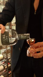 𝐒𝐭𝐞𝐩 𝐢𝐧. 𝐒𝐡𝐚𝐤𝐞. 𝐒𝐢𝐩. 𝐒𝐭𝐚𝐲 𝐚 𝐥𝐢𝐭𝐭𝐥𝐞 𝐥𝐨𝐧𝐠𝐞𝐫.

Điều gì nếu một buổi chiều có thể trở thành một hành trình vị giác rất riêng?
Từ 13–17/04, Whisper Bar & Lounge mời bạn bước vào trải nghiệm pha chế cocktail - nơi bạn không chỉ thưởng thức, mà còn tự tay tạo nên ly cocktail mang dấu ấn của chính mình. Dưới sự dẫn dắt của các bartender, từng nguyên liệu quen thuộc của Việt Nam được “đánh thức” theo cách mới: vị béo của dừa Bến Tre, sắc tươi từ nông sản Đà Lạt, hay hương thơm gợi nhớ gian bếp với chút cảm hứng từ Phở.

Mỗi ly cocktail là một câu chuyện -  nơi ký ức và hiện tại hòa quyện, ngay trong từng lần nhịp điệu, từng tầng vị.
✨ Số lượng giới hạn mỗi ngày
💫 280,000 VNĐ / trải nghiệm
🕰️ 3:00 PM – 11:00 PM | 13 – 17/04
📍 Whisper Bar & Lounge – New World Saigon, 76 Lê Lai, Phường Bến Thành, TP.HCM

***
From 13–17 April, Whisper Bar & Lounge invites you into an intimate cocktail-making experience - where you don’t just drink, but create. Guided by our bartenders, craft your own cocktail using ingredients rooted in Vietnam: the richness of Bến Tre coconut, the brightness of Đà Lạt produce, and aromatic notes inspired by the familiar comfort of Phở.

Each glass becomes a personal expression - where memory meets modernity, and flavour unfolds layer by layer.
✨ Limited slots available daily
💫 VND 280,000 per experience
🕰️ 3:00 PM – 11:00 PM | 13th – 17th April
📍 Whisper Bar & Lounge – New World Saigon, 76 Le Lai, Ben Thanh Ward, HCMC

#NewWorldHotels #NewWorldSaigon #WhisperBar
#NewWorldDoGoodSeries #ThePowerofLocal #EarthMonth