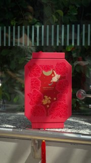 𝐓𝐡𝐞 𝐅𝐢𝐫𝐬𝐭 𝐒𝐢𝐠𝐧𝐬 𝐎𝐟 𝐌𝐢𝐝-𝐀𝐮𝐭𝐮𝐦𝐧🏮
“Tùng rinh rinh, tùng tùng tùng rinh rinh…” — the familiar rhythm that signals the arrival of Mid Autumn.
Some melodies only need to be heard once to remind us that the Mid-Autumn season is just around the corner.
At the lobby of New World Saigon Hotel, "Moonlight on Full Bloom" quietly marks the beginning of the festive season. Stop by our Mooncake Booth to discover the Moonlight on Full Bloom mooncake collection and find the perfect gift for the season of reunion.
Enjoy Early Bird Privileges for mooncake orders until 28 August 2026.
🥮 Discover our collection: https://shorturl.at/FpnwB
📞 Inbox us to order now, or contact: +84 93 353 3650 | ✉️ trinh.nguyen@newworldhotels.com
#NewWorldHotels #NewWorldSaigon #MoonlightOnFullBloom #MooncakeBooth #MidAutumn2026