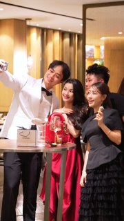 As the lights of โA Wonder of Joyโ came alive, accompanied by music filling the lobby and Black Vinegar; the festive spirit lit up every corner of the hotel.
Over 600 solar panels, the creative vision of @base_design and the sustainable partnership with XSolar turned an idea into reality, a Christmas tree meant not only to be admired, but to be felt, experienced, and to spark inspiration for a greener holiday season.
Seeing the smiles, the bright eyes, and the joy radiating through the space, we realized something simple yet true:
these little moments are what create the real wonder, the wonder of light and joy.
Thatโs what makes the festive season so special.
Wishing you a Christmas filled with warmth and brilliance!
#NewWorldHotels #NewWorldSaigon #JourneyOfJoy #WonderOfJoy